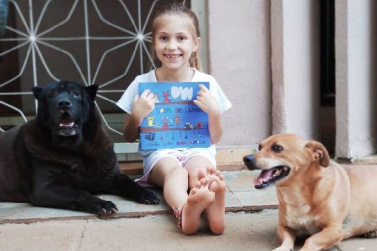 Menina carioca de 7 anos lança livro em defesa dos animais