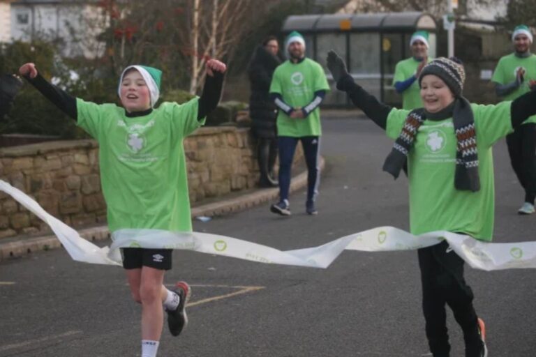 Menino de 9 anos corre 100 km para arrecadar dinheiro para ajudar amigo com leucemia