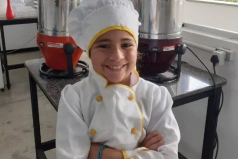 Menina de 9 anos surpreende ao abrir uma loja de chocolate sozinha