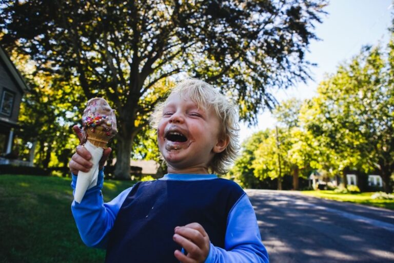 Menino de 5 anos gasta mais de US$ 1000 em delivery de sorvete para o pai