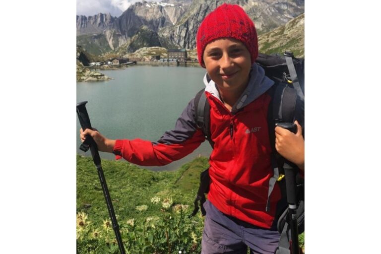 Menino de 10 anos caminha 2.800 km passando por 4 países para poder visitar a avó