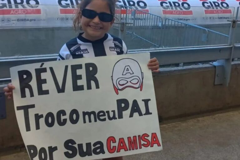 Criança viraliza ao levar cartaz hilário para jogo de futebol: “Troco meu pai por camisa”