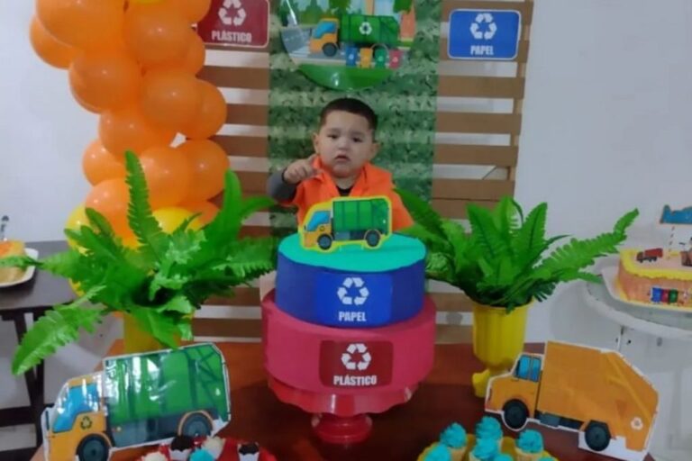 Menino de 2 anos ganha festa de aniversário com o tema ‘gari’ e celebra ao lado de coletores