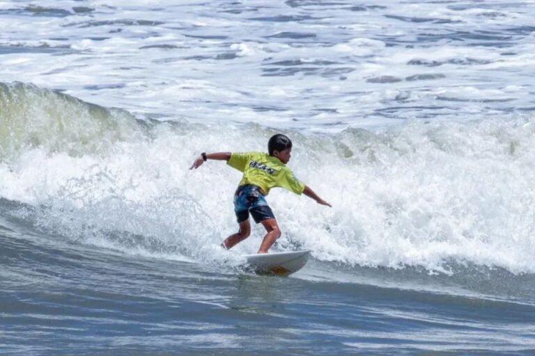 Menino de 8 anos que salvou bebê de afogamento na piscina sonha em ser surfista profissional