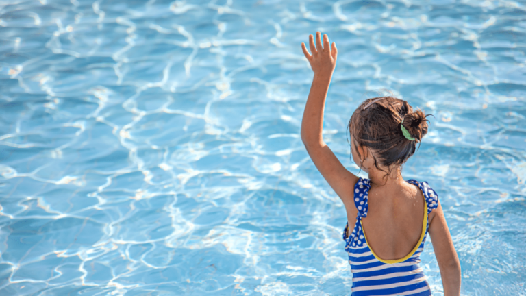 Criança na água: dicas de segurança para piscinas que todos os pais devem saber